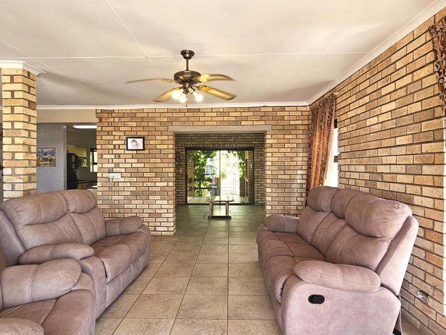 6 Bedroom Property for Sale in Wavecrest Eastern Cape